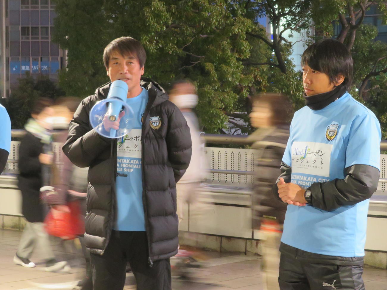 Mind－1ニッポンプロジェクト復興支援活動に参加した川崎フロンターレの中西哲生クラブ特命大使（左）と中村憲剛FRO（撮影・佐藤成）