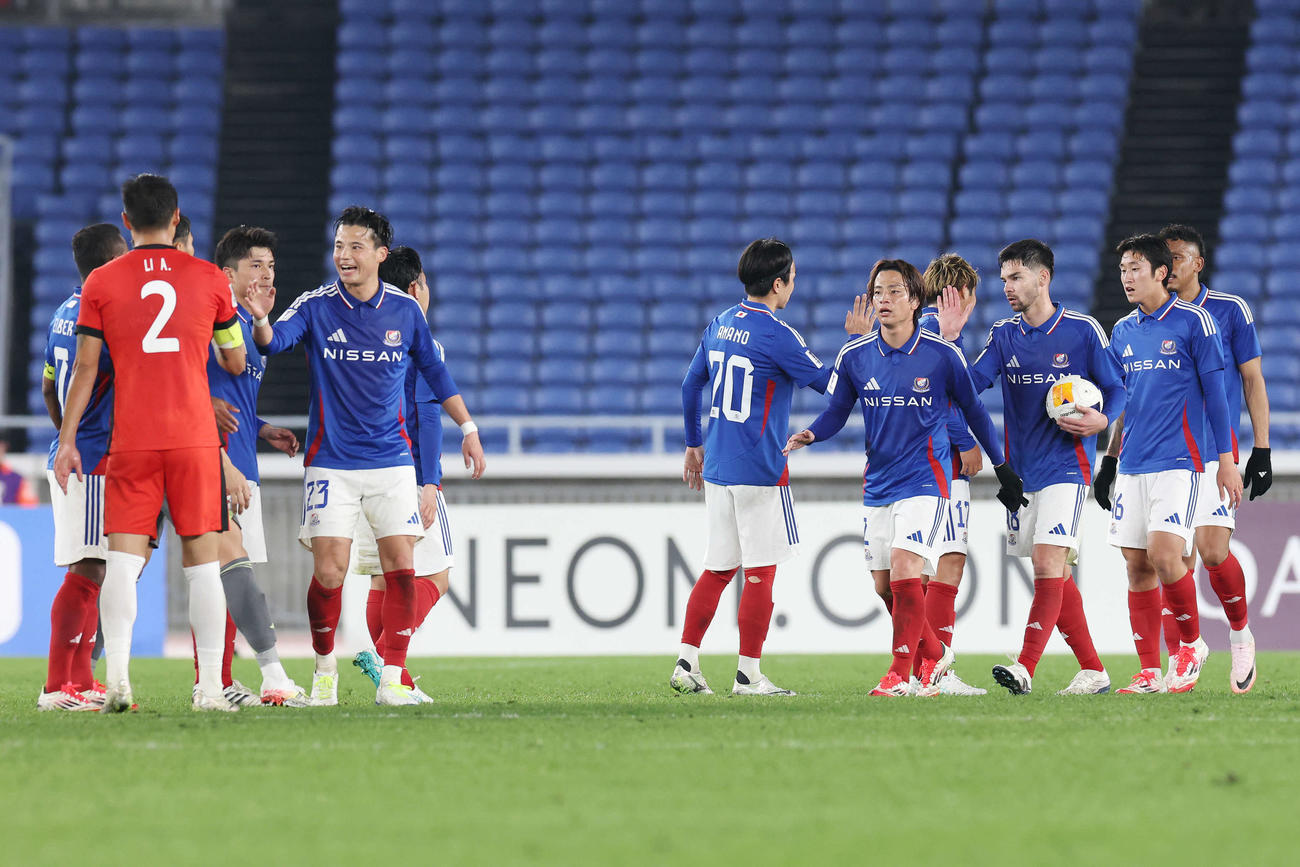 横浜対上海海港　勝利し準々決勝進出を決めた横浜の選手たち（撮影・宮地輝）