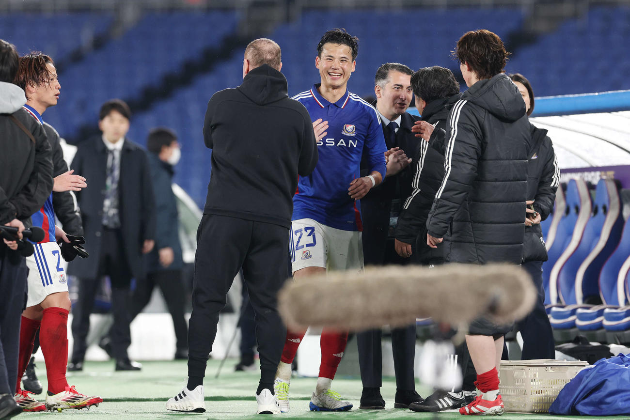 横浜対上海海港　試合後、横浜宮市（中央）はホーランド監督（同左）にたたえられ笑顔を見せる（撮影・宮地輝）