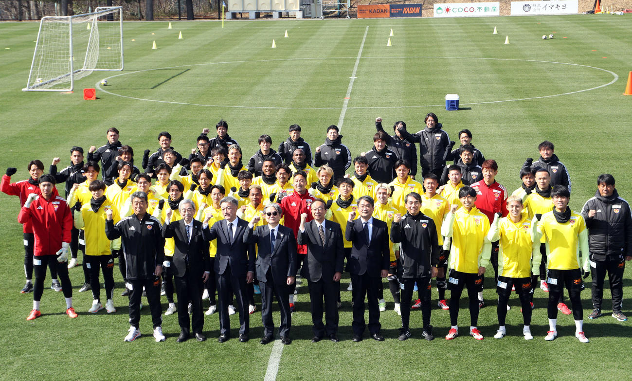 オープニングセレモニー後に仙台と東北学院関係者らで記念撮影（撮影・木村有優）
