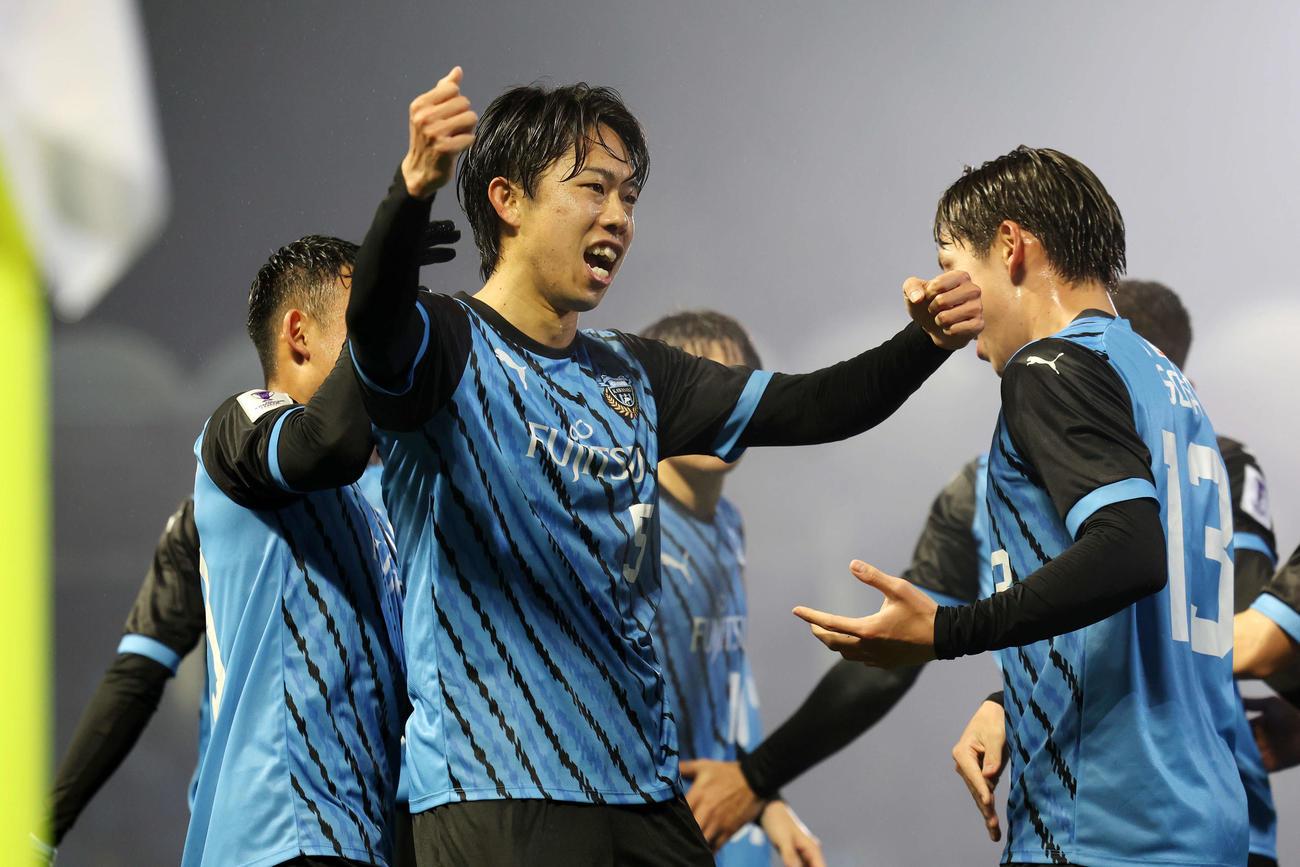 川崎F対上海申花　前半、ゴールを決めチームメートと喜ぶ川崎F佐々木（撮影・宮地輝）