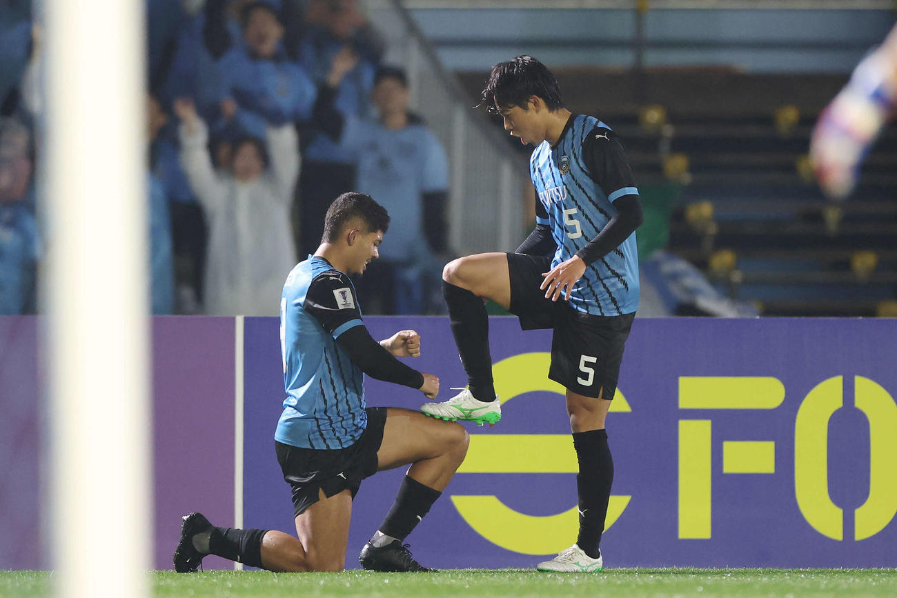 川崎F対上海申花　後半、ゴールを決めた川崎Fエリソン（左）はアシストした佐々木のスパイクを磨く（撮影・宮地輝）