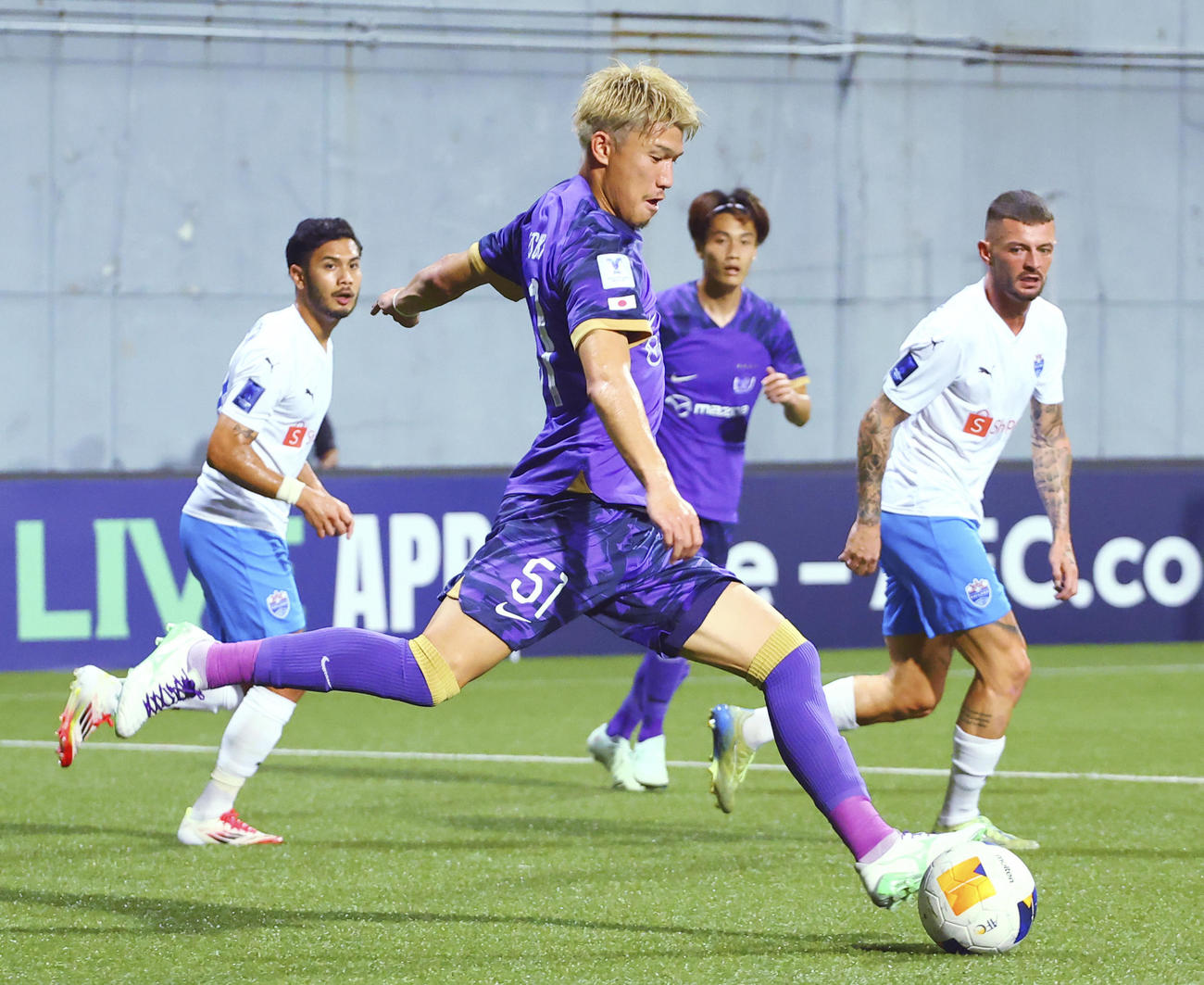 広島－ライオン・シティー　前半、攻め込む広島加藤（手前）（C）AFC