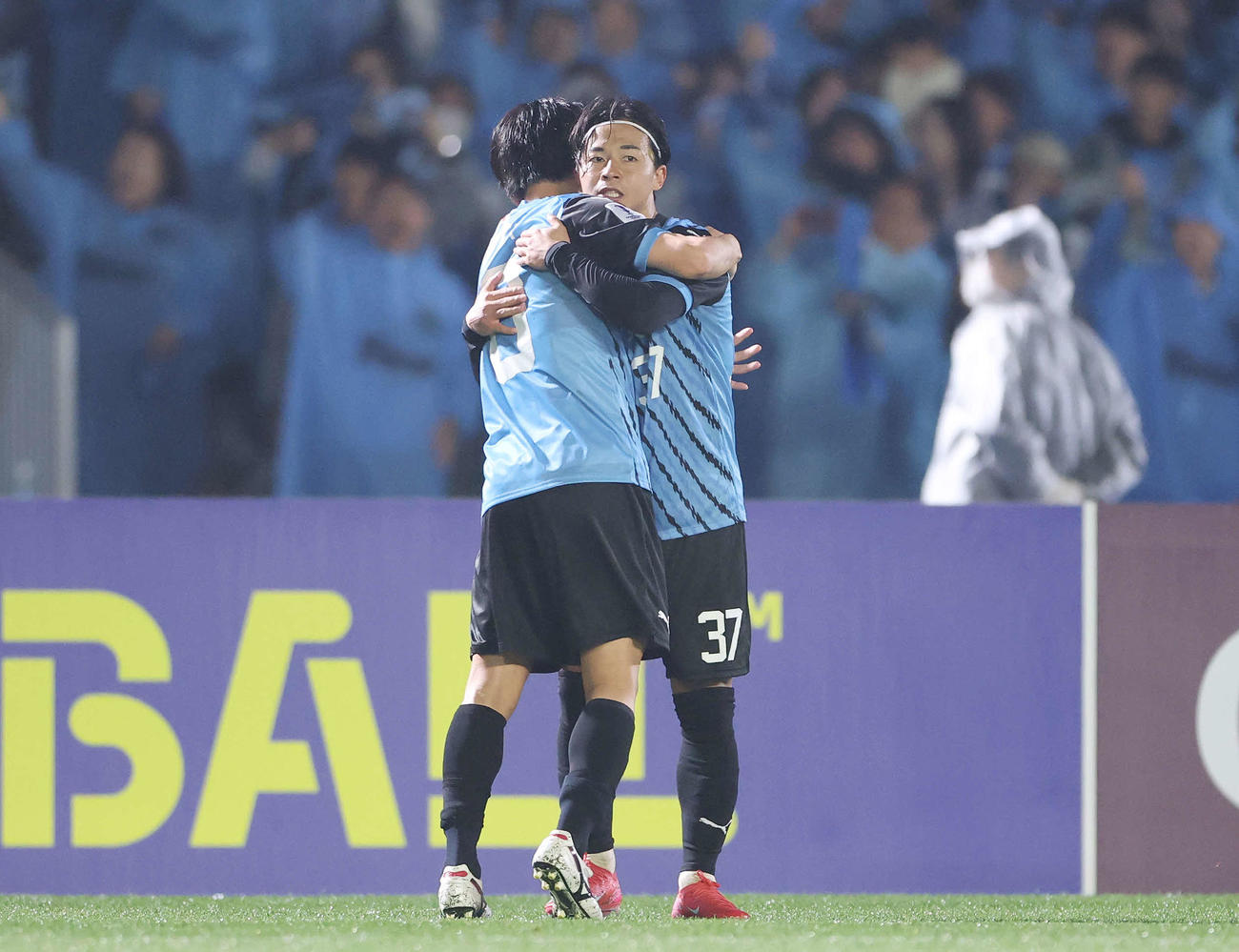 川崎F対上海申花　後半、ゴールを決め川崎F大島（左）と喜ぶ伊藤（撮影・宮地輝）