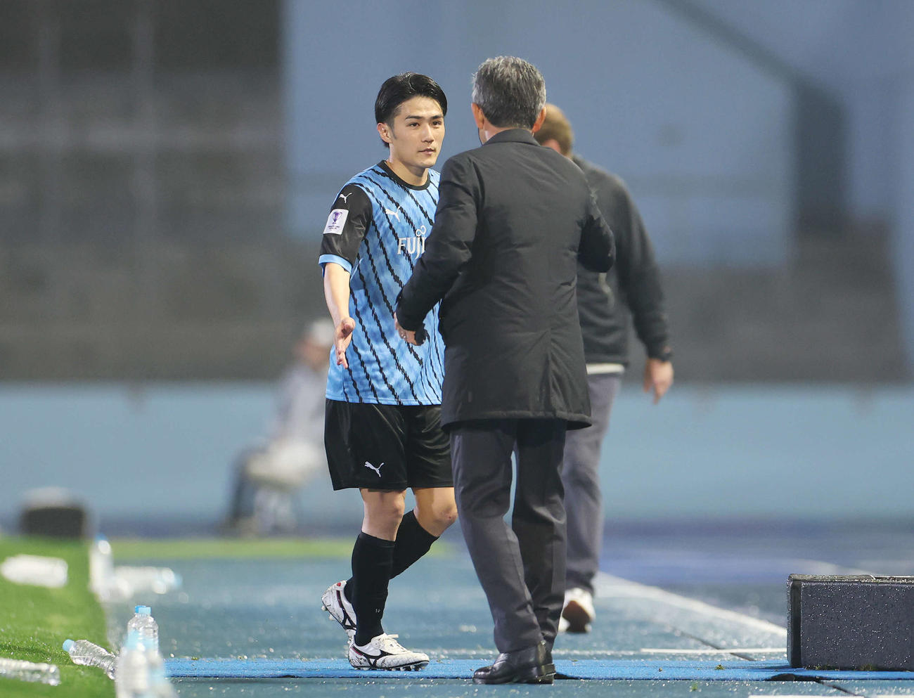 川崎F対上海申花　後半、川崎F長谷部監督（右）に迎えられ途中交代した大島（撮影・宮地輝）
