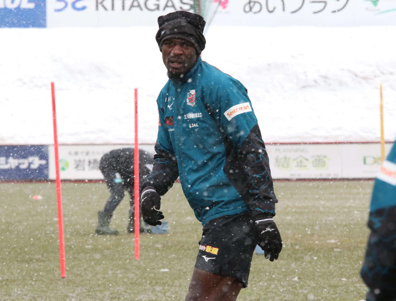 秋田戦前日練習に参加する札幌アマドゥ・バカヨコ＝（撮影・保坂果那）