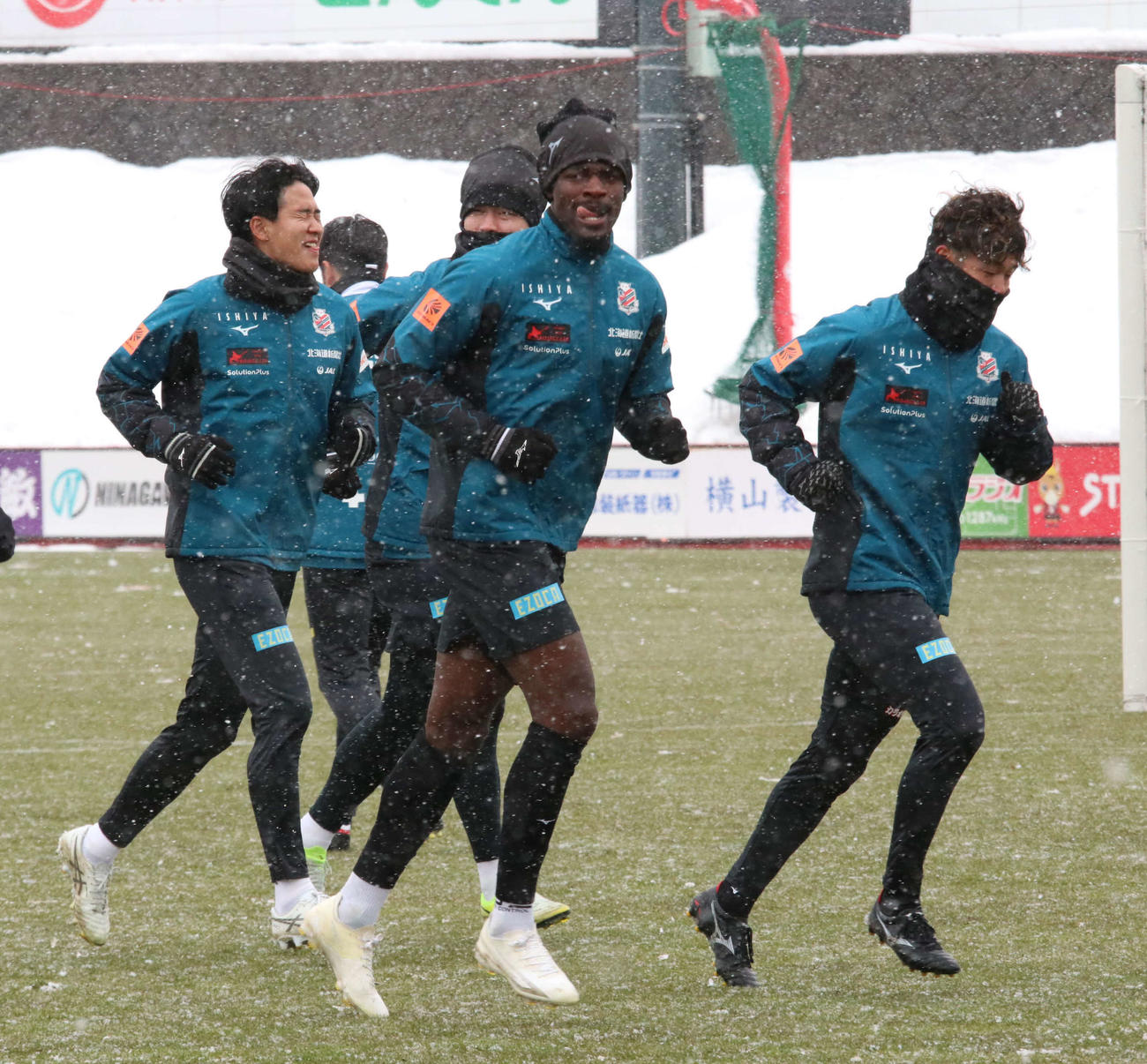 秋田戦前日練習でランニングする札幌アマドゥ・バカヨコ（手前）（撮影・保坂果那）