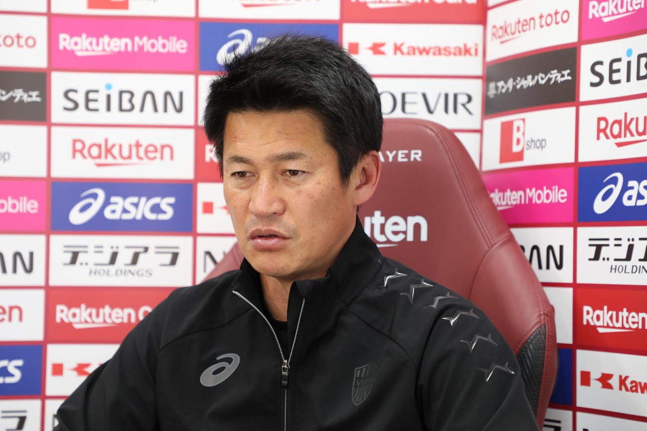 湘南戦に向けたオンライン取材に応じる神戸の吉田監督（C）VISSEL KOBE