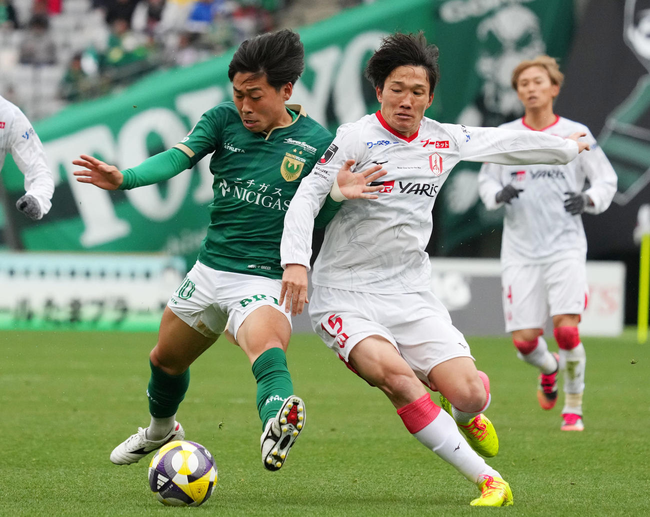東京V対名古屋　前半、競り合う東京V木村（左）と名古屋稲垣（撮影・横山健太）