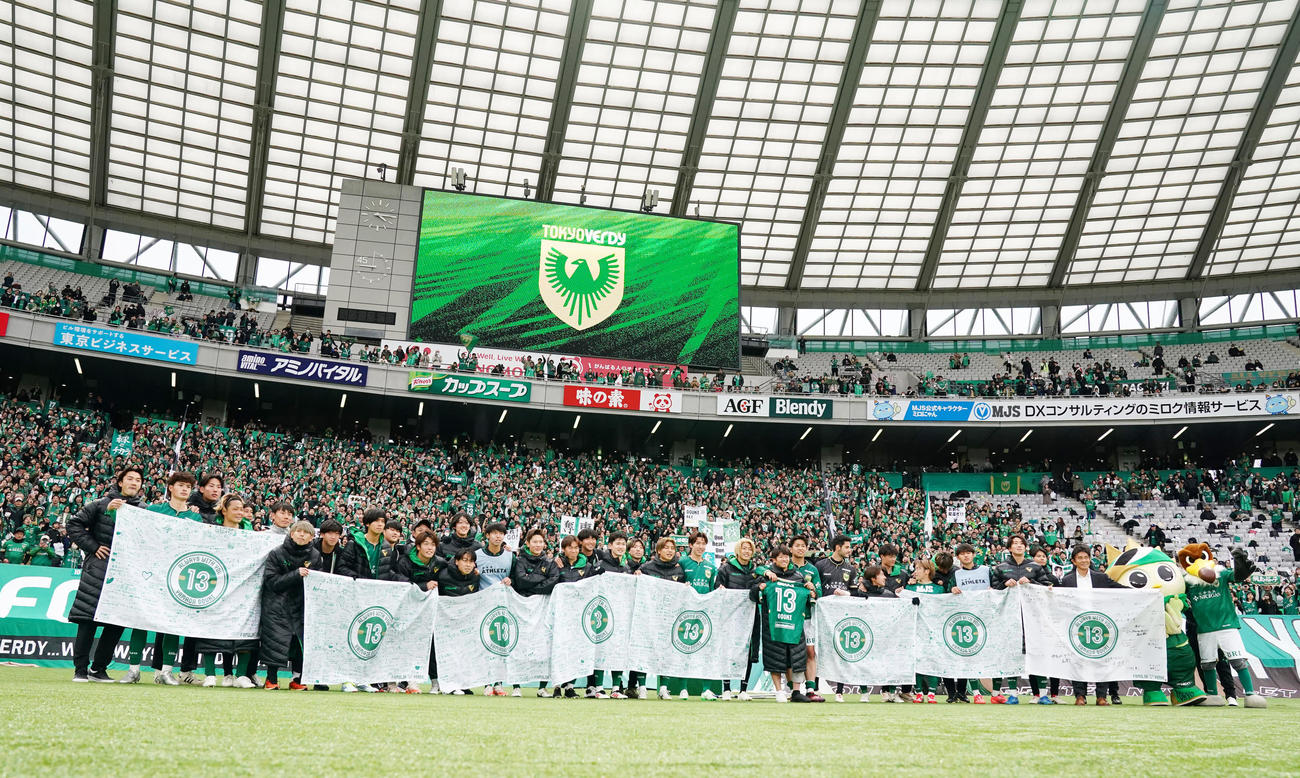 東京V対名古屋　試合後、笑顔で写真に納まる東京Vイレブン（撮影・横山健太）