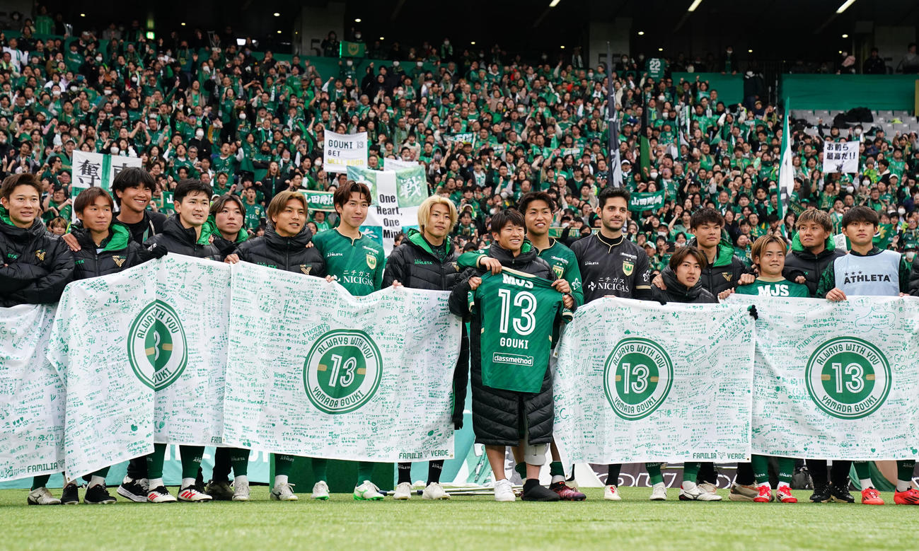 東京V対名古屋　試合後、笑顔で写真に納まる東京Vイレブン（撮影・横山健太）
