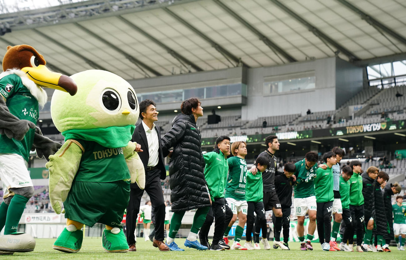 東京V対名古屋　名古屋に勝利し歓喜する城福監督（左）ら東京Vイレブン（撮影・横山健太）