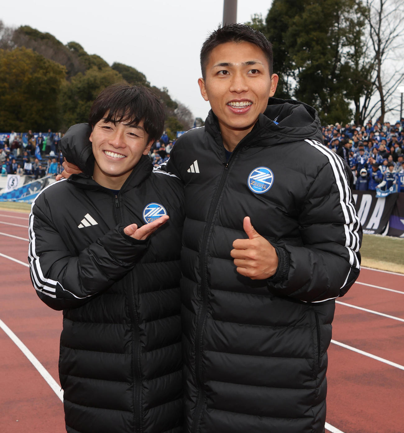 町田対新潟　試合後笑顔を見せる町田相馬（左）と西村（撮影・水谷安孝）