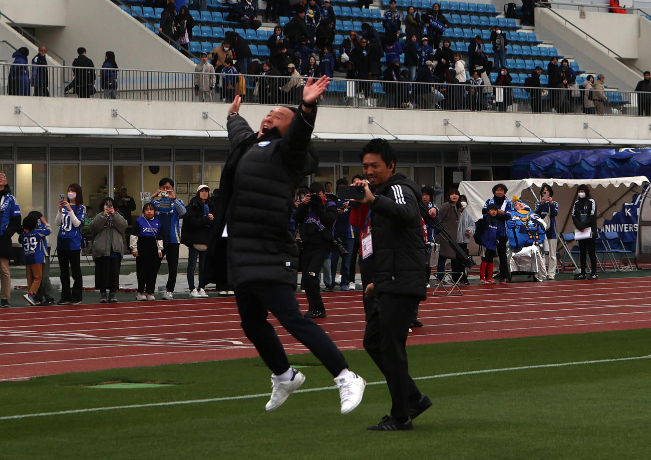町田対新潟　勝利を決め飛び上がって喜ぶ町田黒田監督（撮影・水谷安孝）