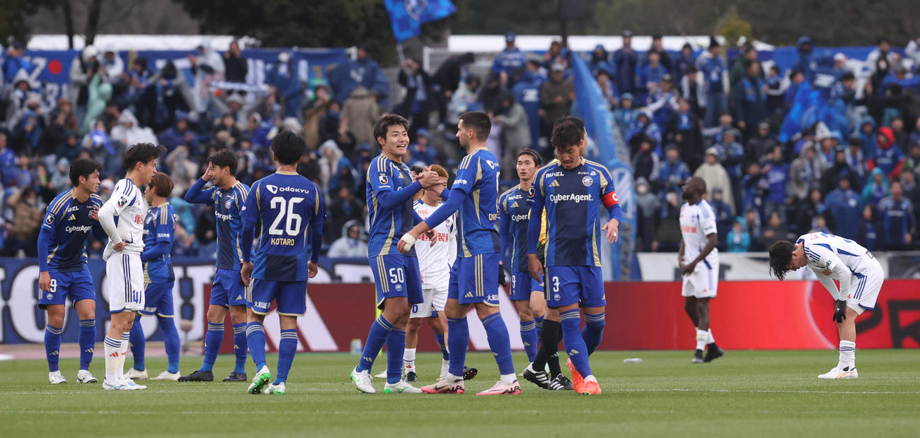 町田対新潟　勝利を決め喜ぶ町田イレブン（撮影・水谷安孝）