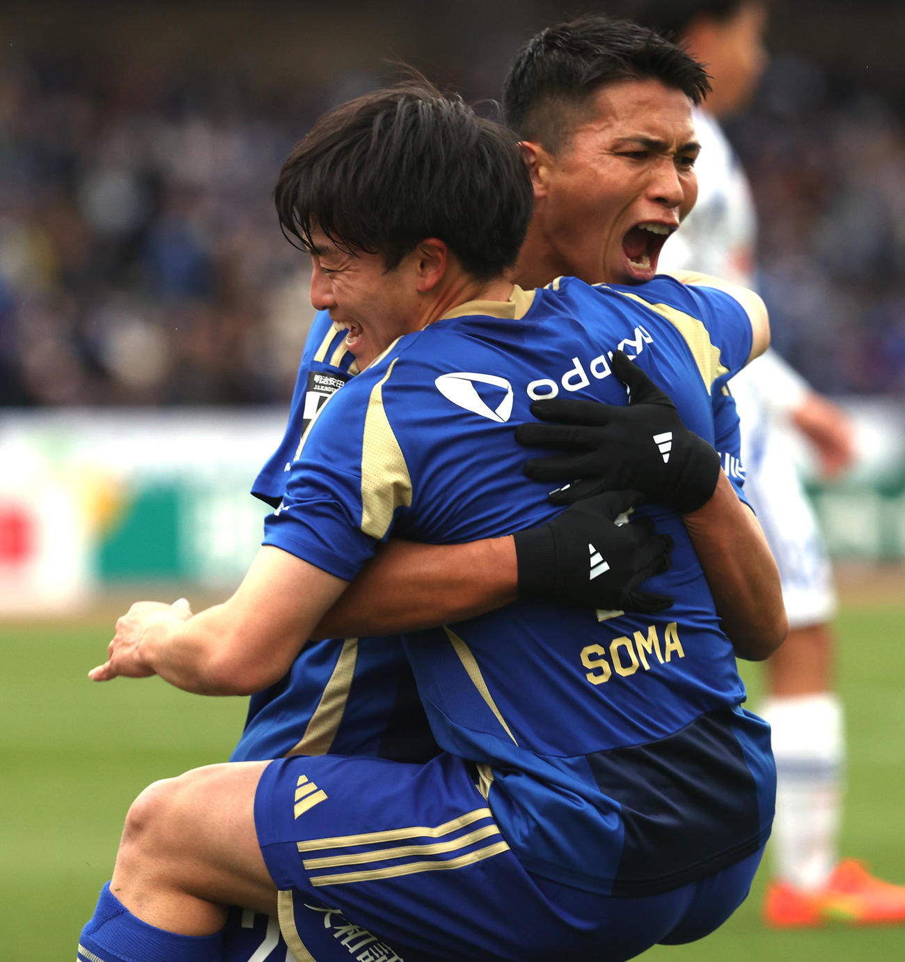 町田対新潟　前半、ゴールを決め、町田相馬（右）と抱き合う西村（撮影・水谷安孝）