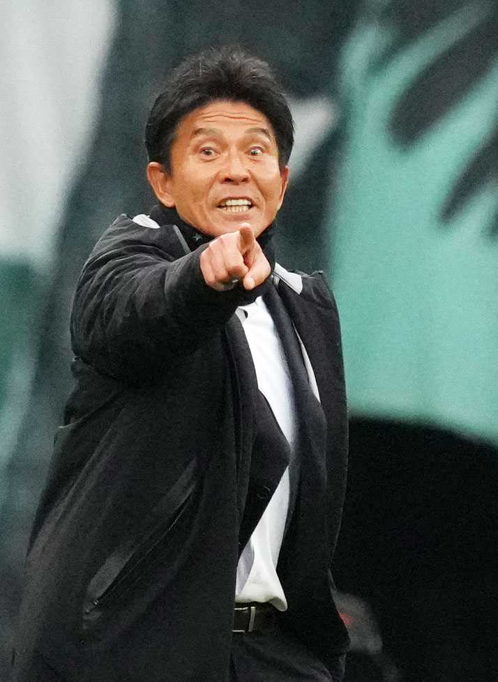 東京V対名古屋　後半、指示を出す東京V城福監督（撮影・横山健太）