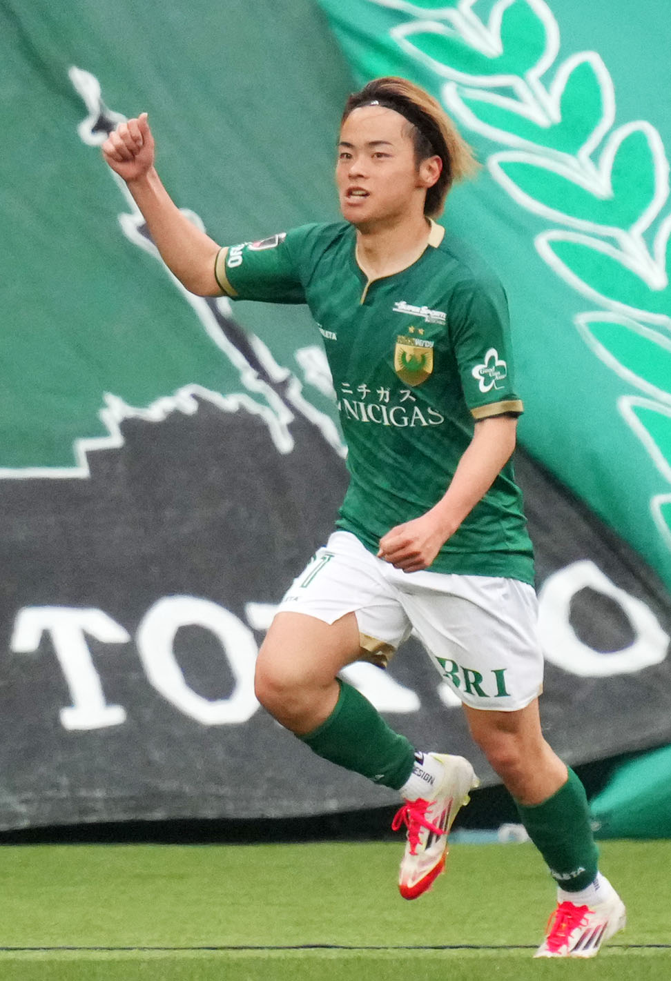 東京V対名古屋　後半、ゴールを決めガッツポーズする東京V山見（撮影・横山健太）