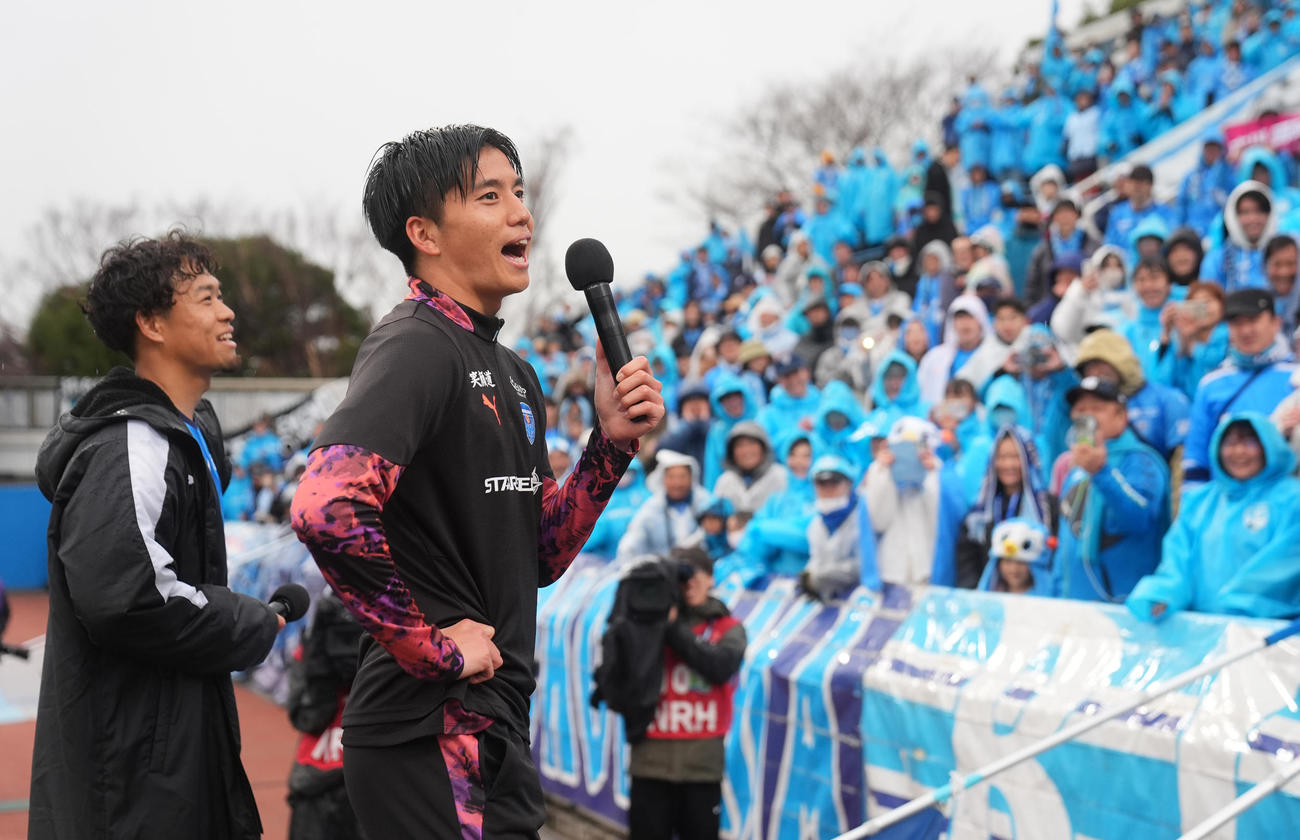 横浜FC対C大阪　C大阪に勝利しサポーターと喜びを分かち合う横浜FC山田（手前）と駒井（撮影・垰建太）