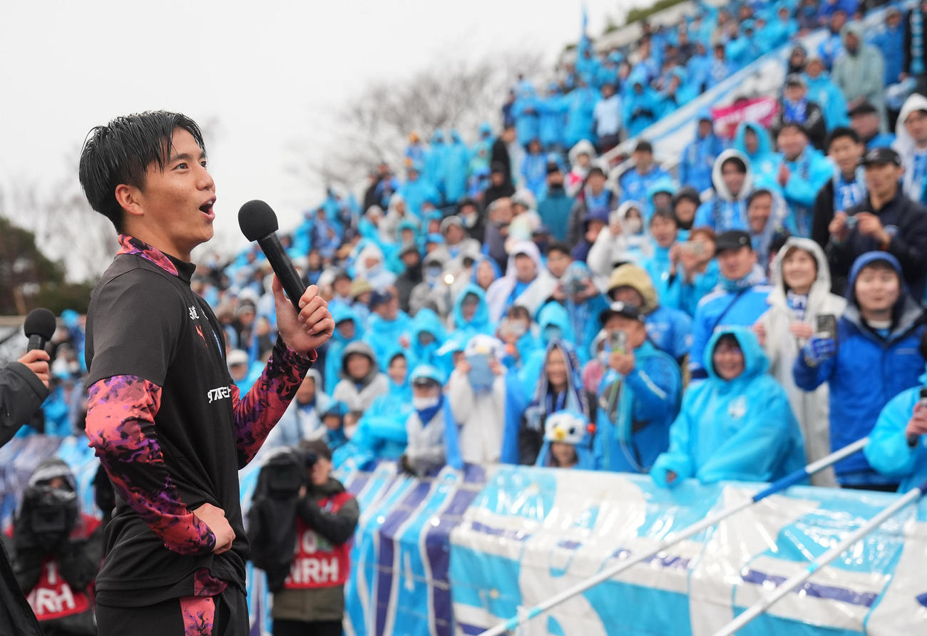 横浜FC対C大阪　C大阪に勝利しサポーターと喜びを分かち合う横浜FC山田（撮影・垰建太）