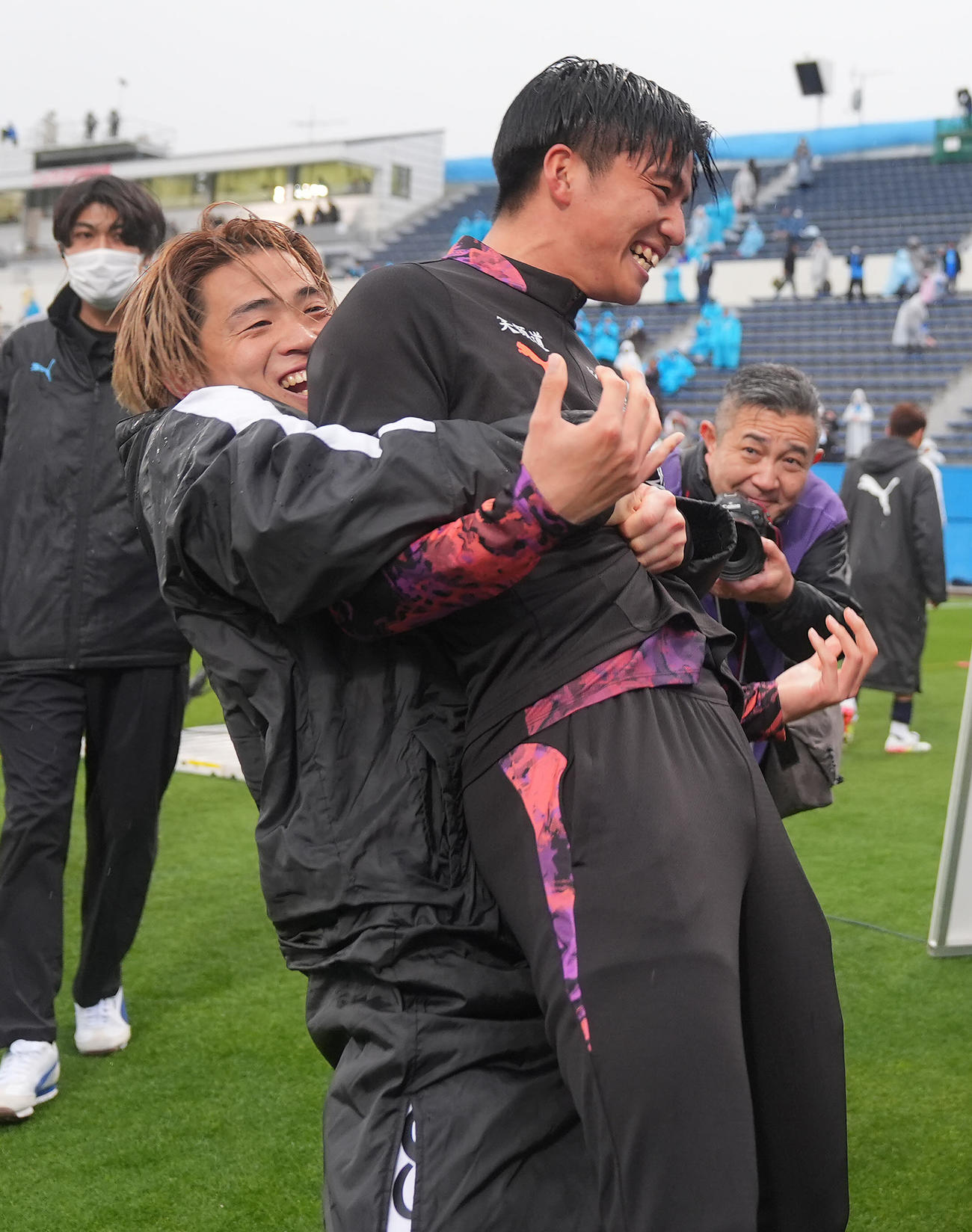 横浜FC対C大阪　C大阪に勝利し喜び合う横浜FC山田（右）と山根（撮影・垰建太）