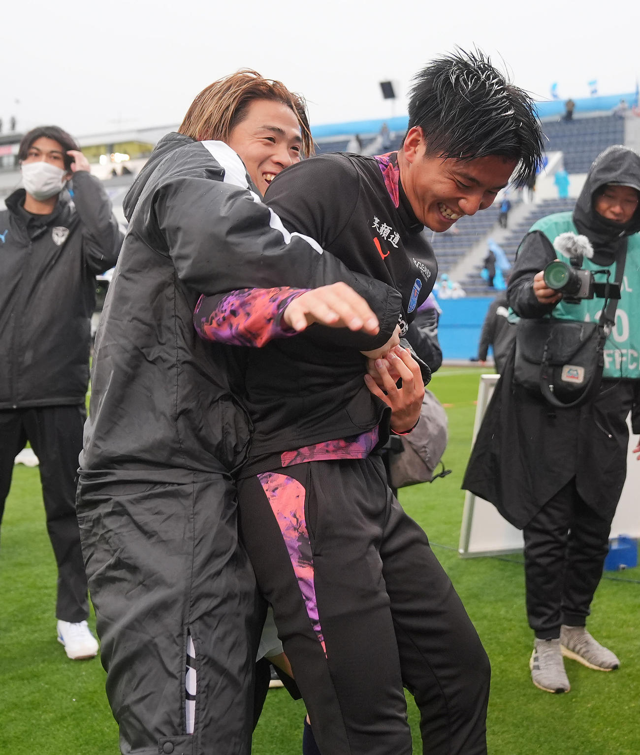 横浜FC対C大阪　C大阪に勝利し喜び合う横浜FC山田（右）と山根（撮影・垰建太）