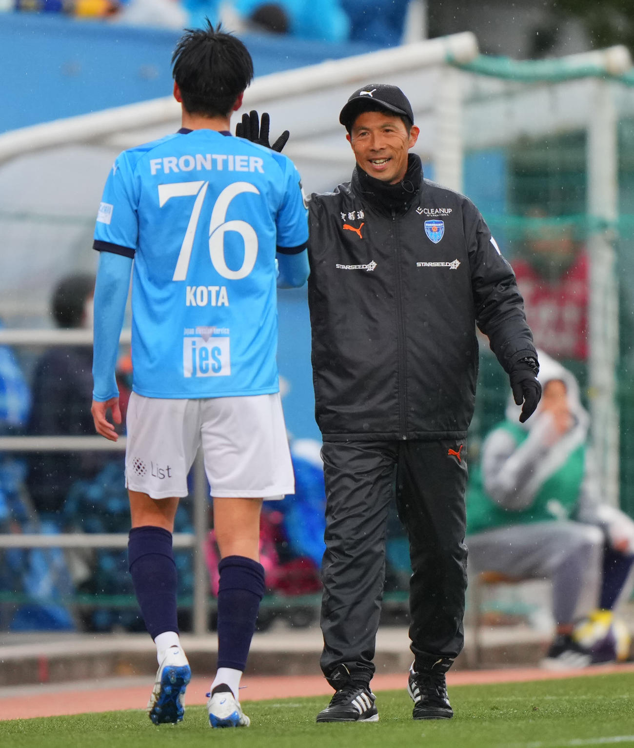 横浜FC対C大阪　後半、交代した横浜FC山田（左）と笑顔でタッチを交わす四方田監督（撮影・垰建太）