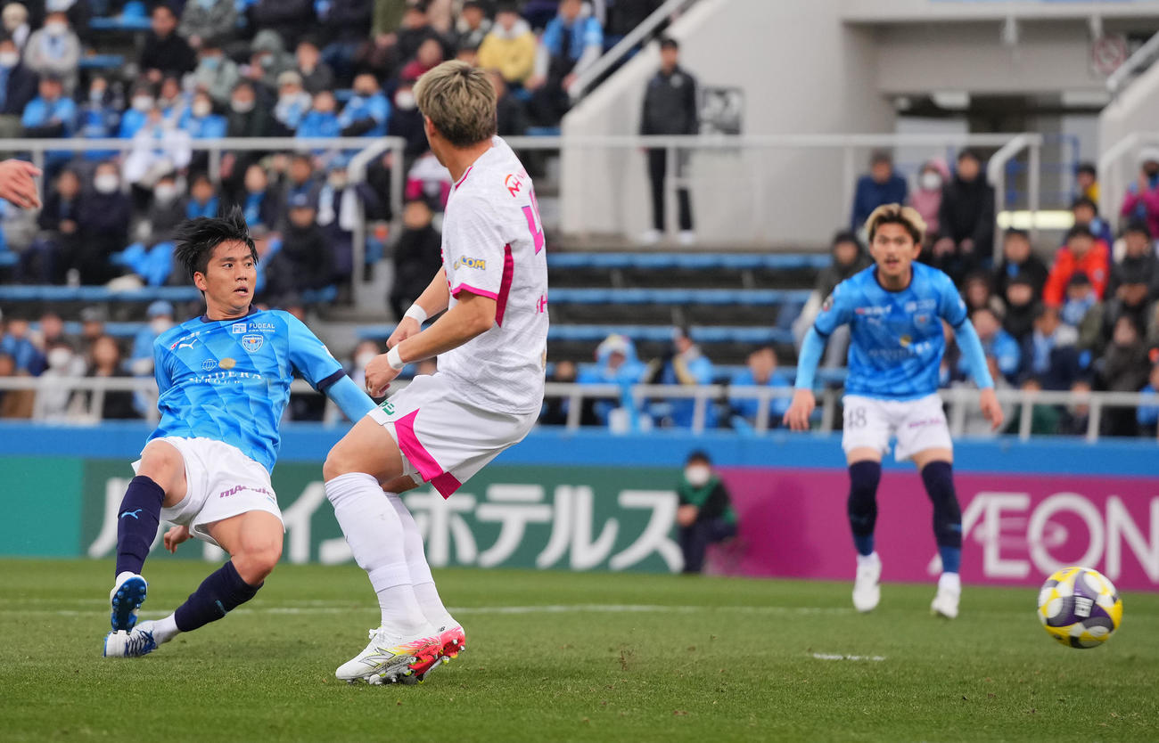 横浜FC対C大阪　前半、先制ゴールを決める横浜FC山田（左）（撮影・垰建太）