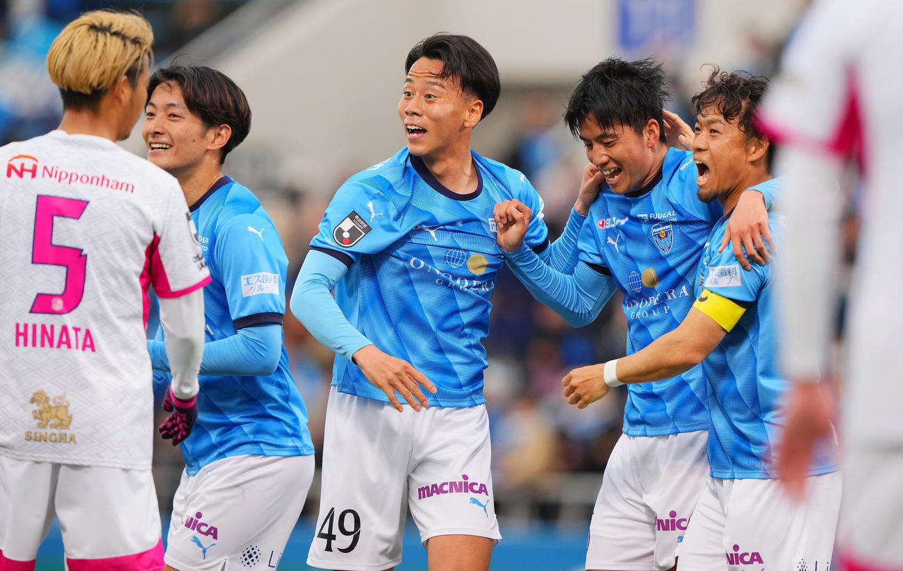 横浜FC対C大阪　前半、先制ゴールを決めチームメートと喜び合う横浜FC山田（右から2人目）（撮影・垰建太）