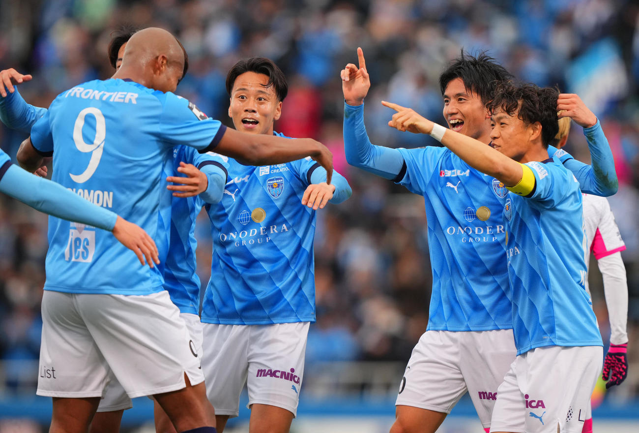 横浜FC対C大阪　前半、先制ゴールを決めチームメートと喜び合う横浜FC山田（右から2人目）（撮影・垰建太）