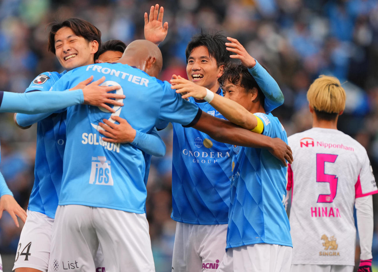 横浜FC対C大阪　前半、先制ゴールを決めチームメートと喜び合う横浜FC山田（中央）（撮影・垰建太）