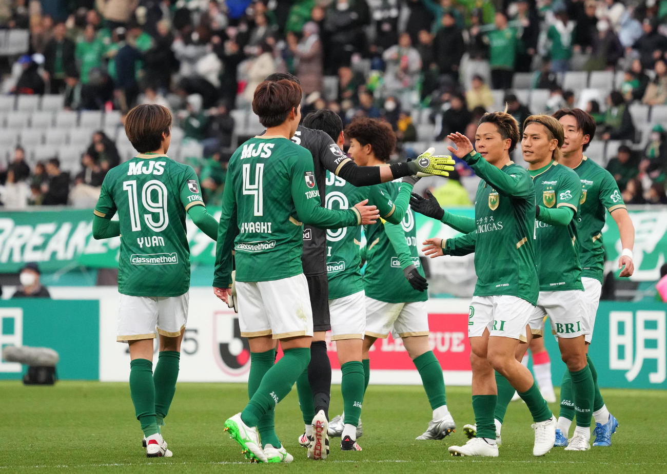 東京V対名古屋　名古屋に勝利しタッチを交わす東京Vイレブン（撮影・横山健太）