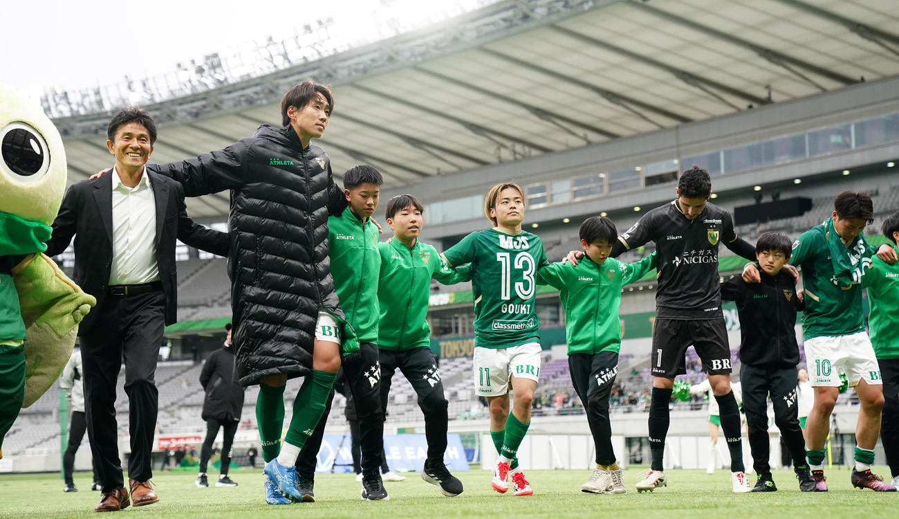 東京V対名古屋　名古屋に勝利し歓喜する城福監督（左）ら東京Vイレブン（撮影・横山健太）