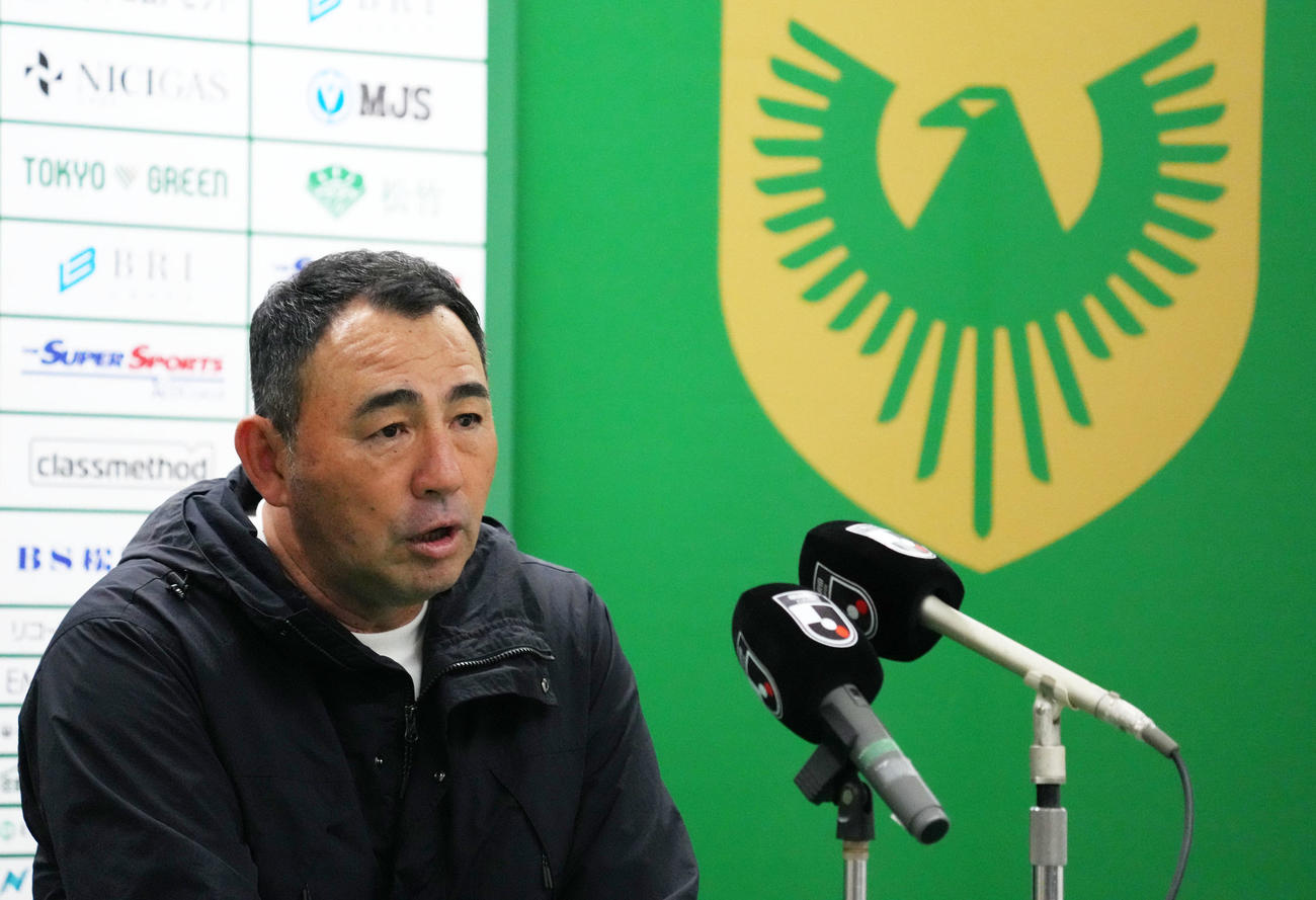 東京V対名古屋　試合後、質問に応じる名古屋長谷川監督（撮影・横山健太）