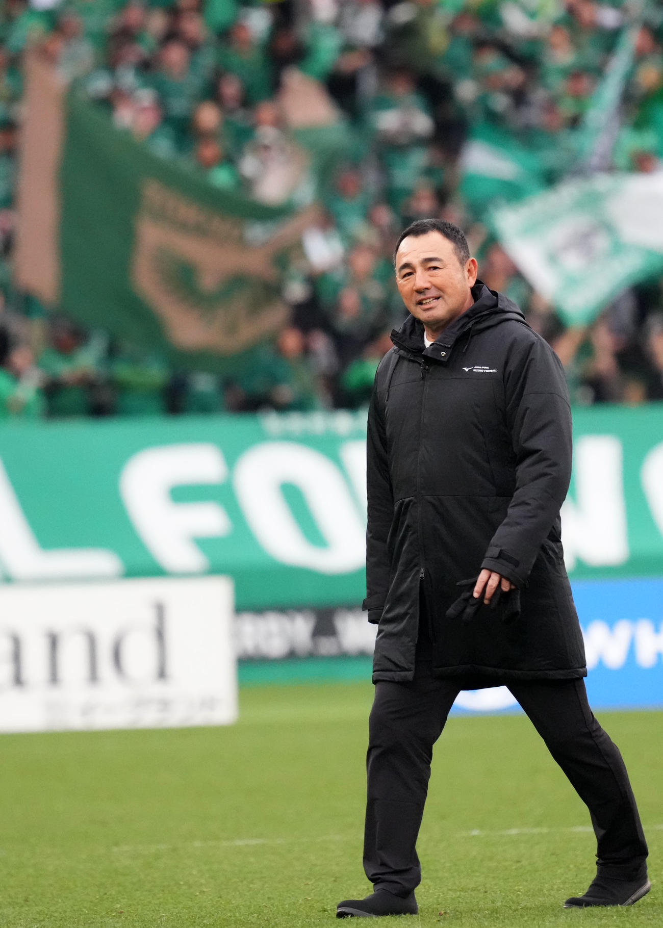 東京V対名古屋　東京Vに敗れ肩を落とす名古屋長谷川監督（撮影・横山健太）