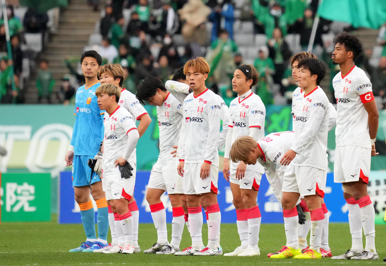 東京V対名古屋　東京Vに敗れ肩を落とす名古屋イレブン（撮影・横山健太）