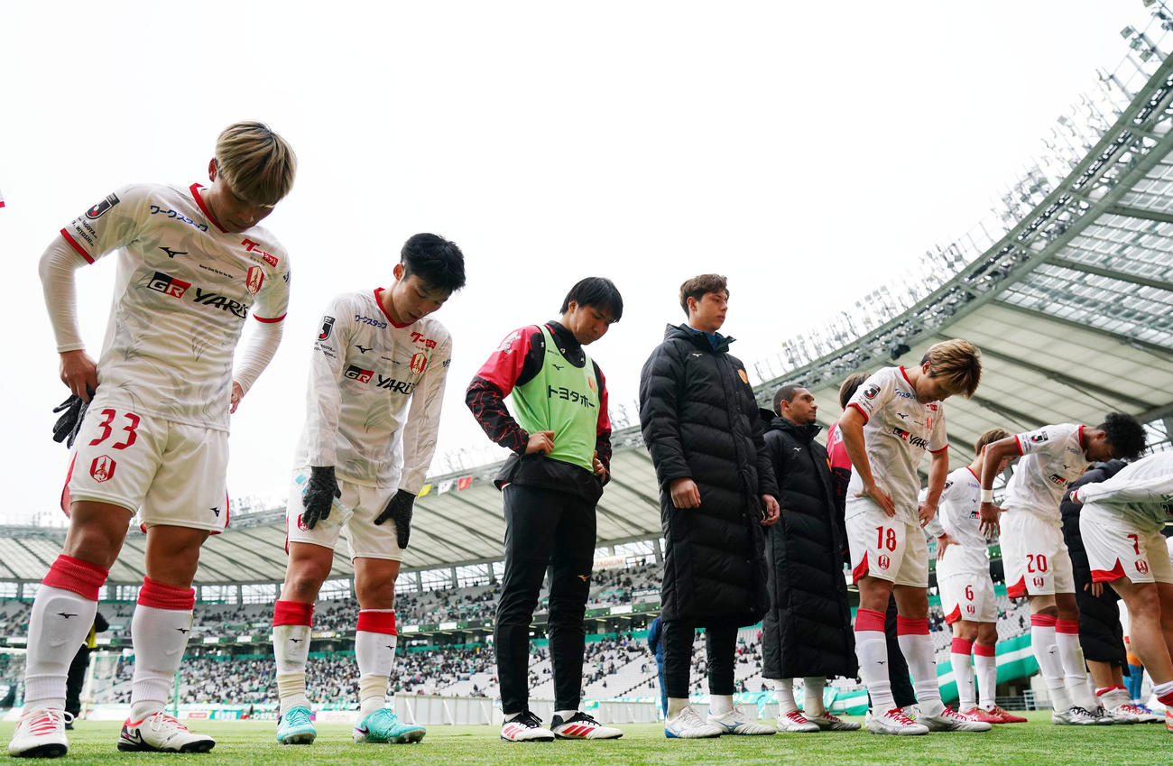 東京V対名古屋　東京Vに敗れ肩を落とす名古屋イレブン（撮影・横山健太）