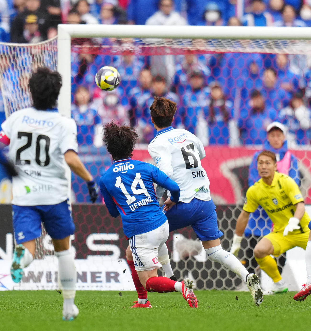 横浜対G大阪　後半、ゴールを決める横浜植中（中央左）（撮影・江口和貴）