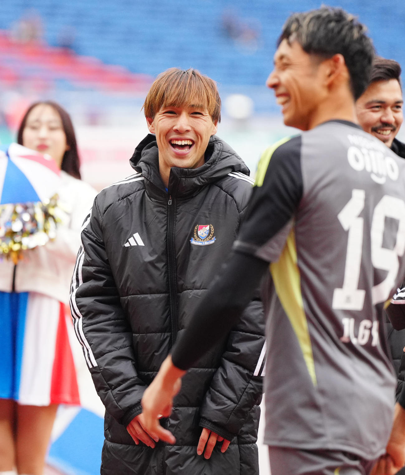 横浜対G大阪　試合後、笑顔を見せる横浜遠野。手前右はGK朴一圭（撮影・江口和貴）