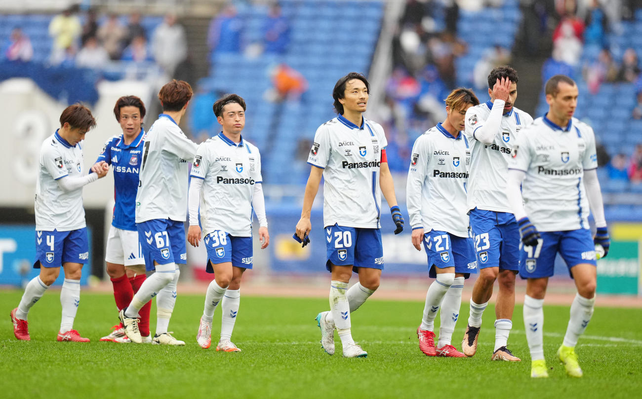 横浜対G大阪　試合後、厳しい表情で引き揚げるG大阪の選手たち（撮影・江口和貴）