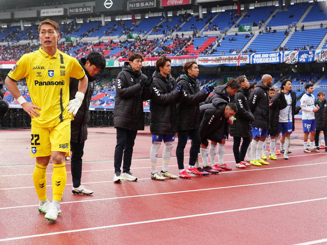 横浜対G大阪　試合後、サポーターにあいさつするGK一森（左端）らG大阪の選手たち（撮影・江口和貴）