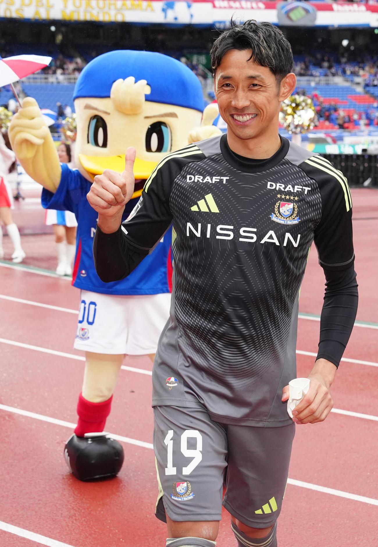 横浜対G大阪　試合後、笑顔を見せる横浜GK朴一圭（撮影・江口和貴）