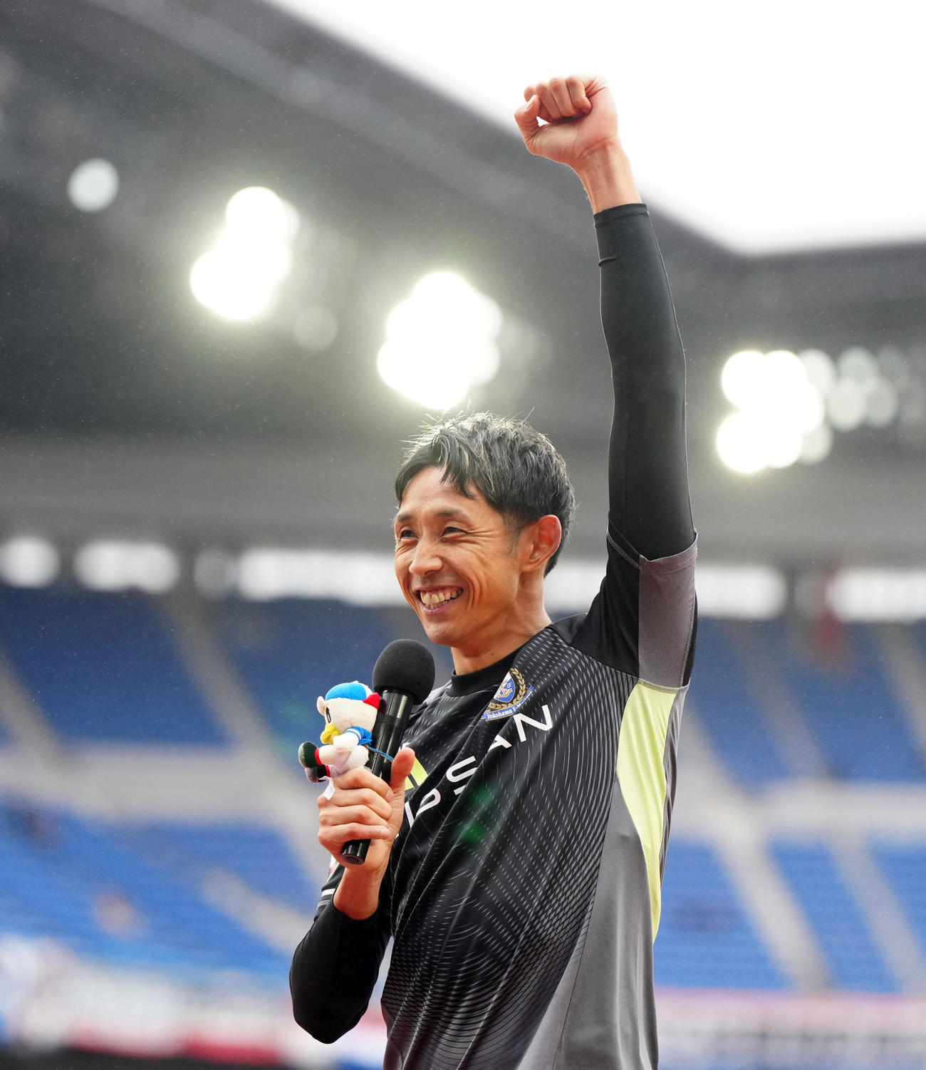 横浜対G大阪　試合後、お立ち台でガッツポーズを見せる横浜GK朴一圭（撮影・江口和貴）