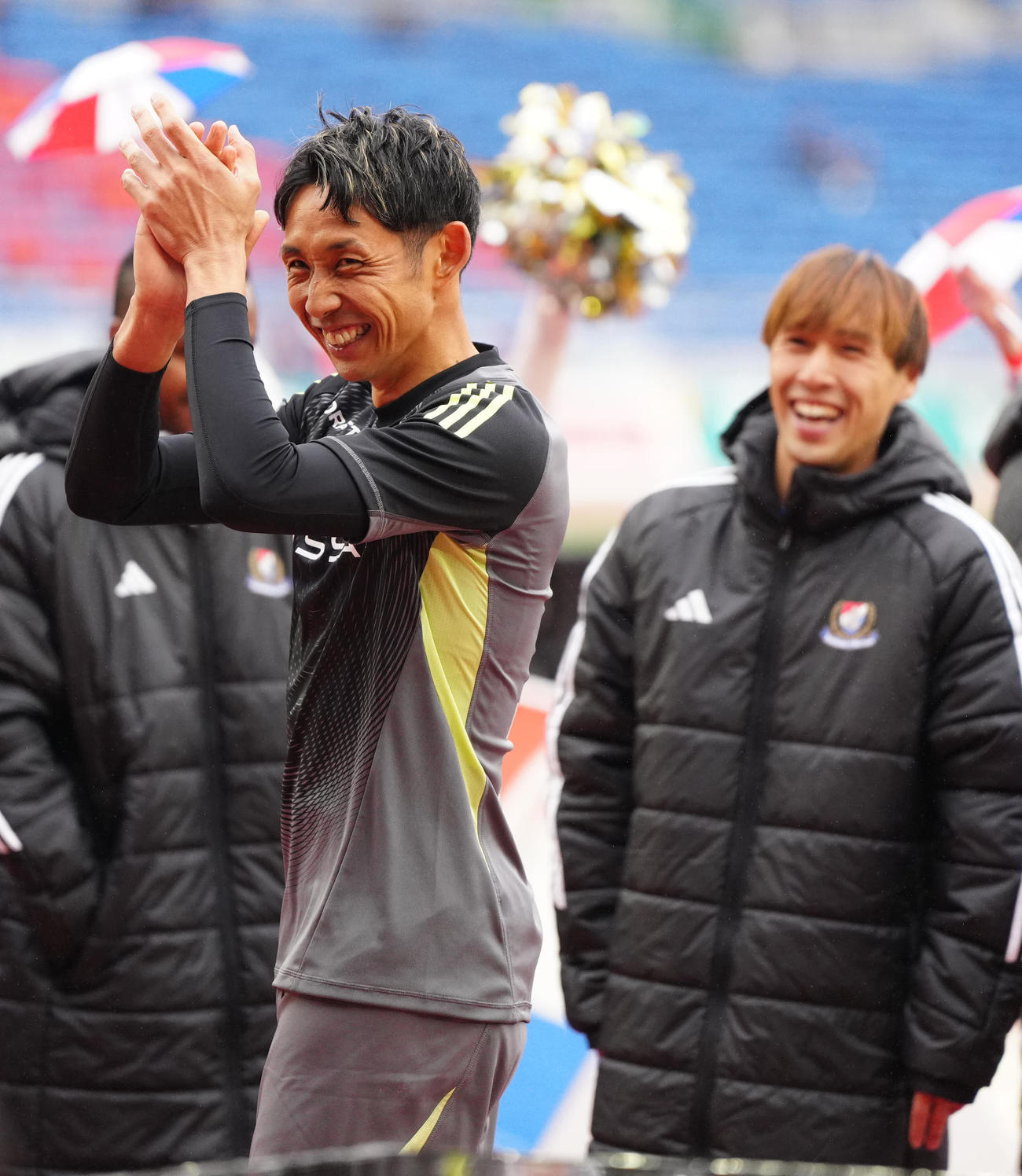 横浜対G大阪　試合後、笑顔を見せる横浜GK朴一圭。右は遠野（撮影・江口和貴）