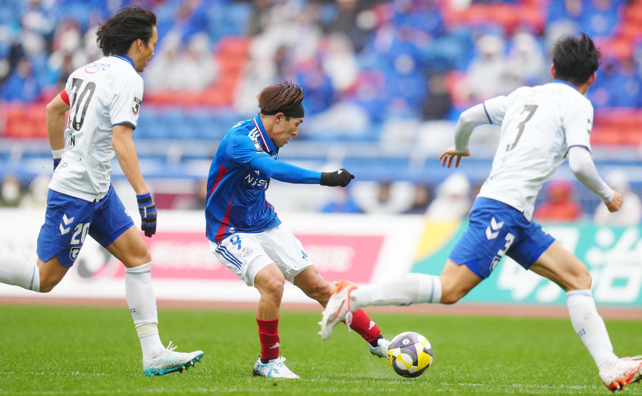 横浜対G大阪　前半、先制ゴールを決める横浜遠野（中央）（撮影・江口和貴）