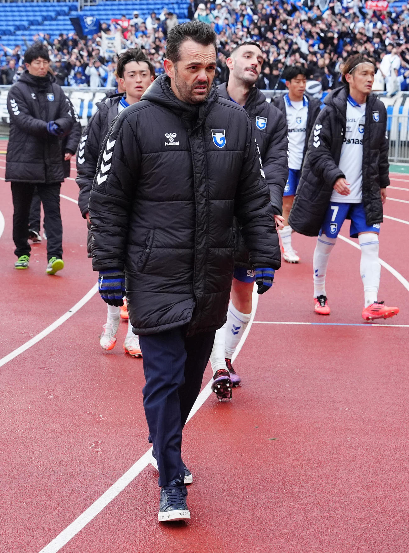 横浜対G大阪　試合後、サポーターにあいさつし引き揚げるG大阪ポヤトス監督（中央）ら（撮影・江口和貴）