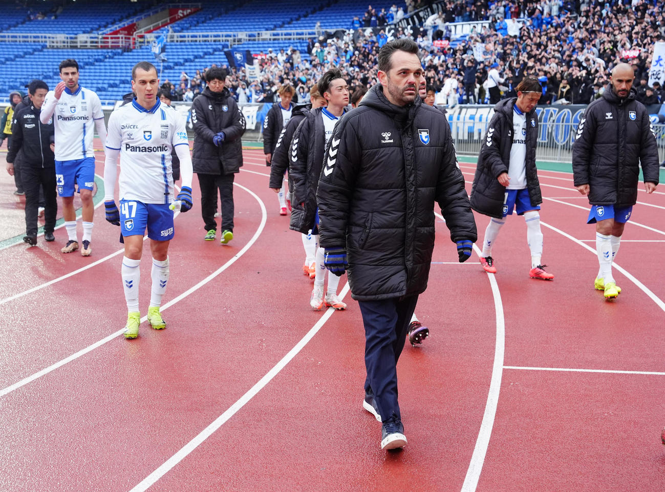 横浜対G大阪　試合後、サポーターにあいさつし引き揚げるG大阪ポヤトス監督（中央）ら（撮影・江口和貴）