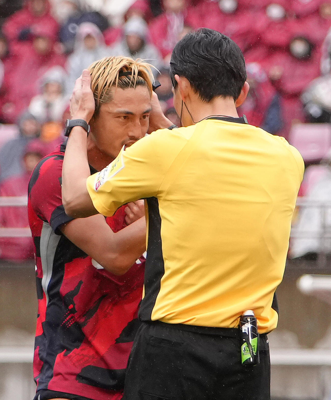 鹿島対浦和　前半、中村主審（右）にたしなめられる鈴木（撮影・足立雅史）