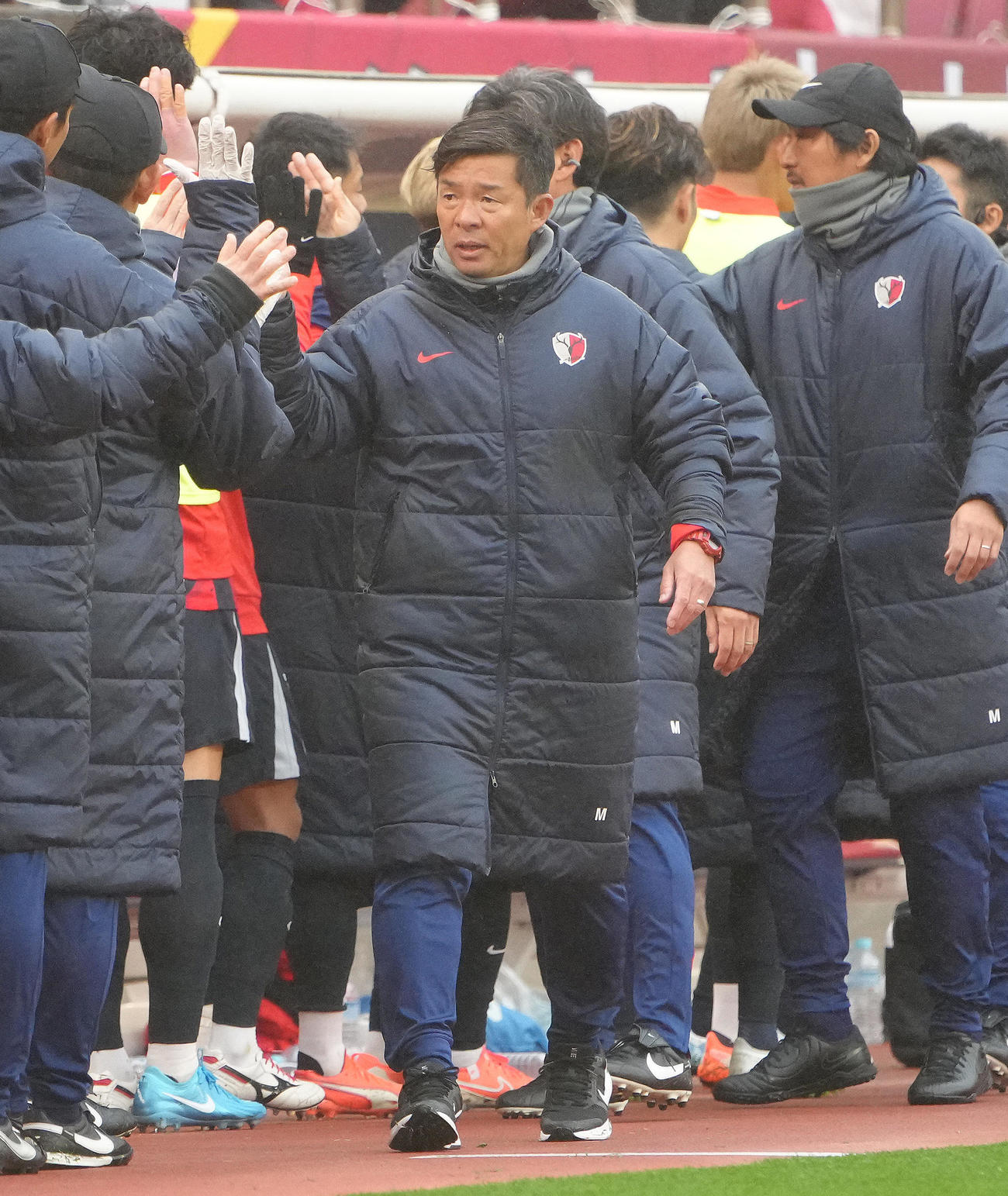 鹿島対浦和　浦和と引き分けスタッフらとタッチを交わす鹿島鬼木監督（撮影・足立雅史）