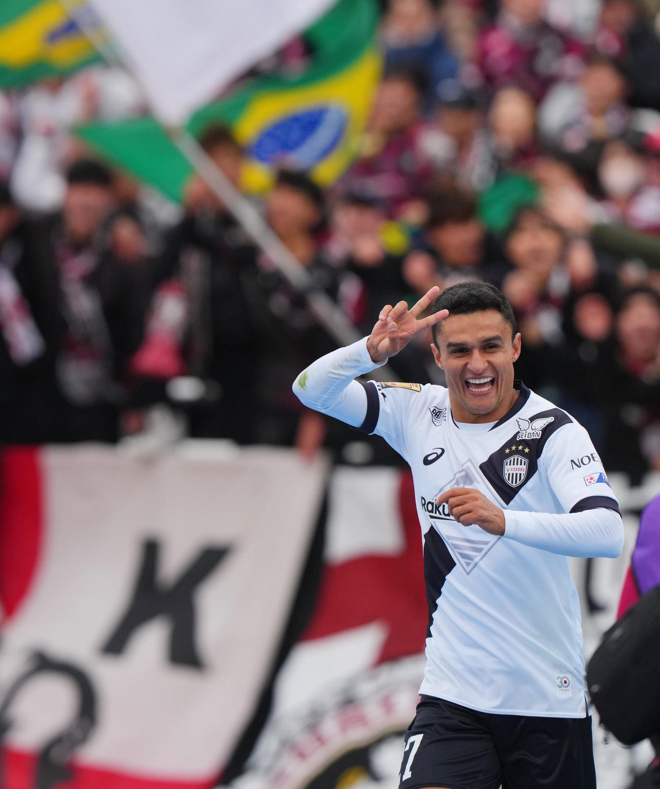 湘南対神戸　前半、自身2点目のゴールを決め笑顔を見せる神戸エリキ（撮影・垰建太）